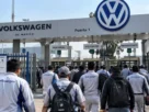 Obreros llegando a las instalaciones de Volkswagen