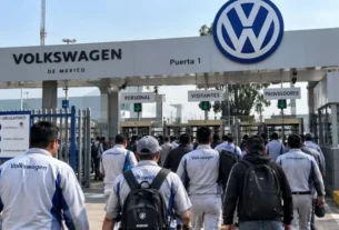 Obreros llegando a las instalaciones de Volkswagen
