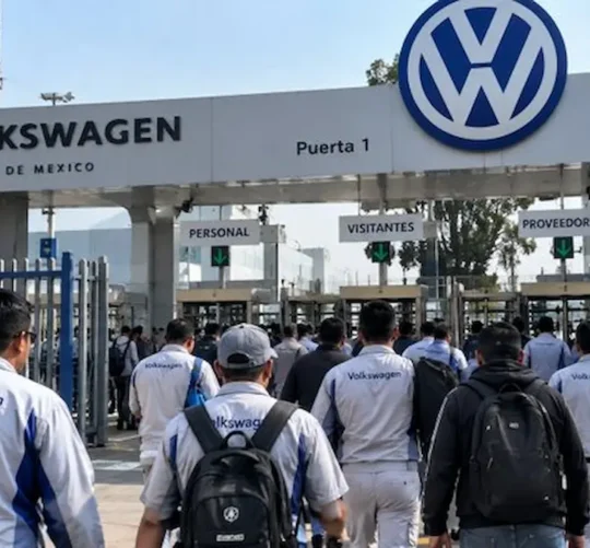 Obreros llegando a las instalaciones de Volkswagen