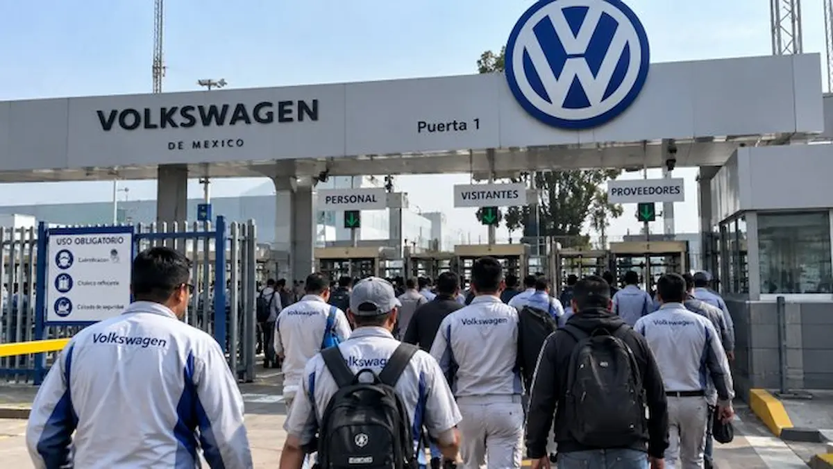 Obreros llegando a las instalaciones de Volkswagen