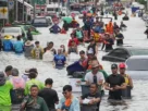 Bangkok, Tailandia, trata de regresar a la normalidad a pesar de que la ciudad sigue bajo el agua tras todo un fin de semana de lluvias