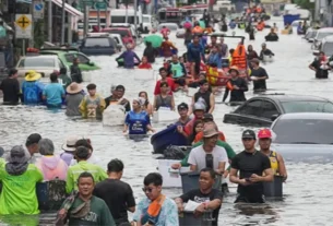 Bangkok, Tailandia, trata de regresar a la normalidad a pesar de que la ciudad sigue bajo el agua tras todo un fin de semana de lluvias