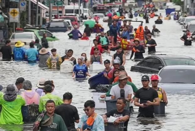 Bangkok, Tailandia, trata de regresar a la normalidad a pesar de que la ciudad sigue bajo el agua tras todo un fin de semana de lluvias