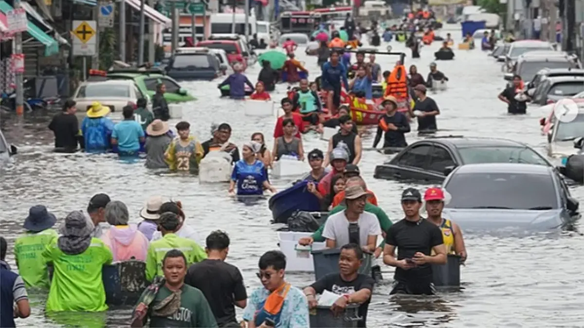 Bangkok, Tailandia, trata de regresar a la normalidad a pesar de que la ciudad sigue bajo el agua tras todo un fin de semana de lluvias