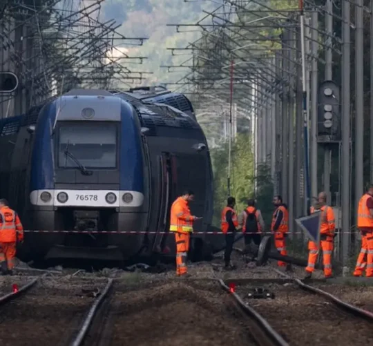 Tren de pasajeros se descarriló al noroeste de Francia