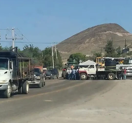 Se realizan bloqueos tras los cortes de energía de CFE a al menos ocho pozos de la colonia LeBarón