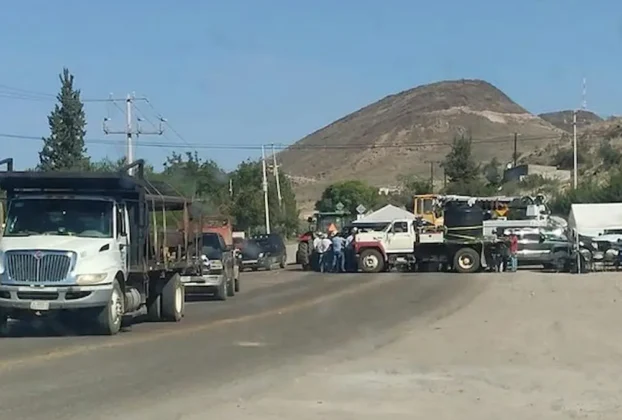 Se realizan bloqueos tras los cortes de energía de CFE a al menos ocho pozos de la colonia LeBarón