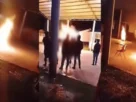 Videos difundidos en redes sociales muestran a varias personas reunidas mientras una de las víctimas, envuelta en llamas, intenta desplazarse por el lugar.