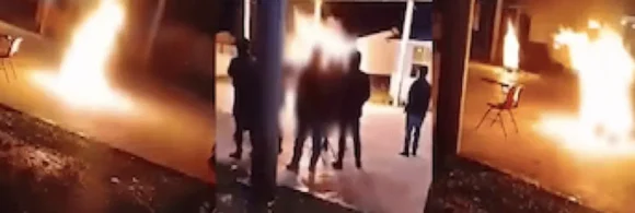 Videos difundidos en redes sociales muestran a varias personas reunidas mientras una de las víctimas, envuelta en llamas, intenta desplazarse por el lugar.
