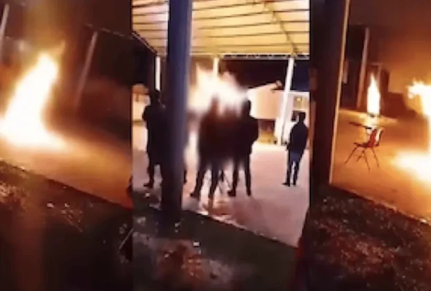 Videos difundidos en redes sociales muestran a varias personas reunidas mientras una de las víctimas, envuelta en llamas, intenta desplazarse por el lugar.