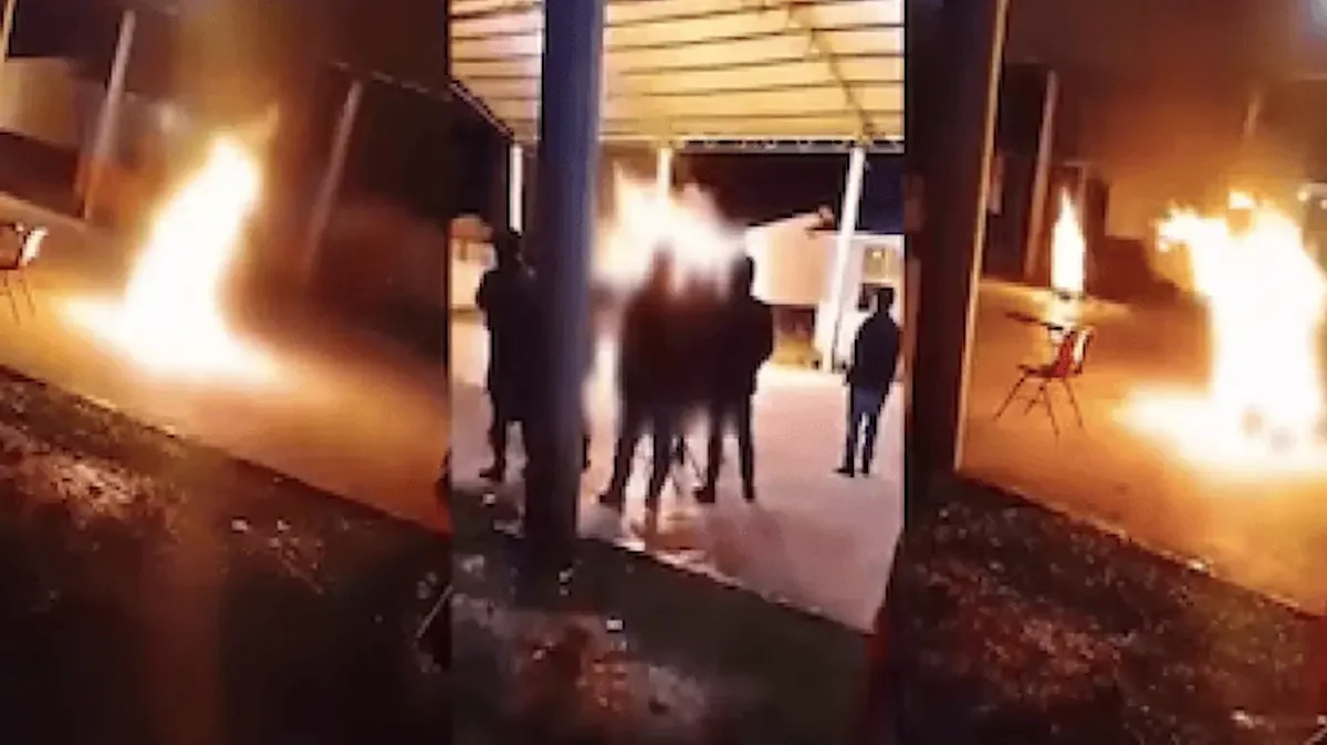 Videos difundidos en redes sociales muestran a varias personas reunidas mientras una de las víctimas, envuelta en llamas, intenta desplazarse por el lugar.