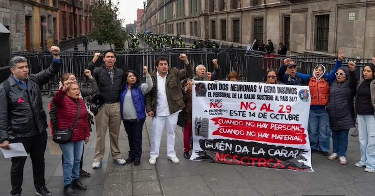 Integrantes del movimiento de trabajadores de base del IMSS entregaron a Atención Ciudadana de Presidencia de la República un documento con su pliego petitorio