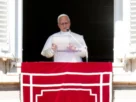El pontífice desde la ventana del palacio apostólico tras el rezo del Ángelus