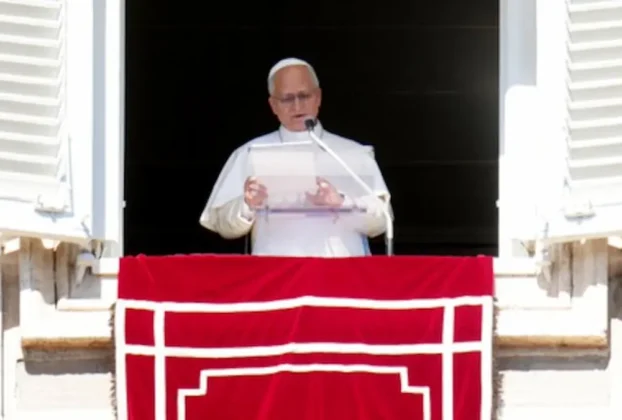 El pontífice desde la ventana del palacio apostólico tras el rezo del Ángelus