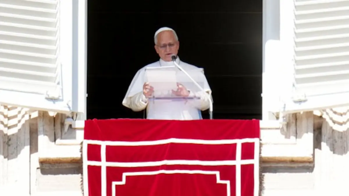 El pontífice desde la ventana del palacio apostólico tras el rezo del Ángelus