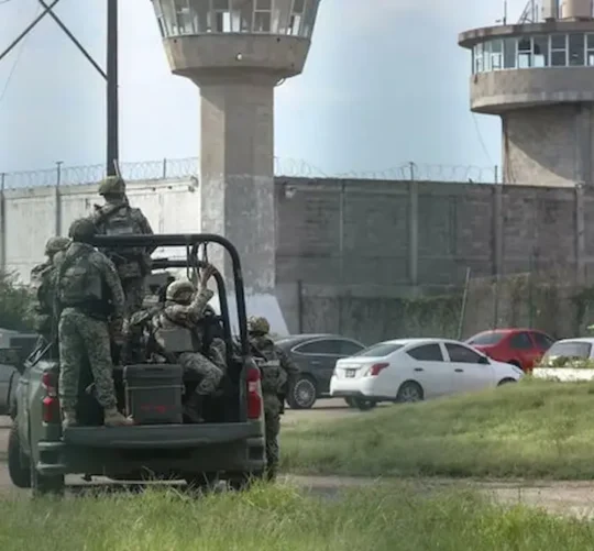 Exterior del Centro Penitenciario de El Castillo, en Mazatlán, Sinaloa
