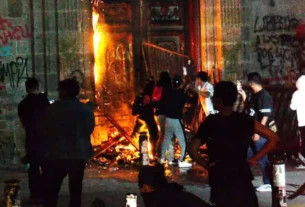 Integrantes del llamado “Bloque Negro” realizaron pintas, retiraron violentamente cámaras de vigilancia y lanzaron artefactos explosivos