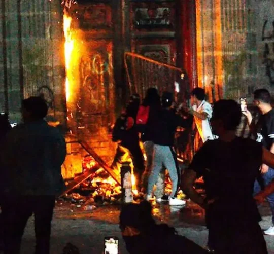 Integrantes del llamado “Bloque Negro” realizaron pintas, retiraron violentamente cámaras de vigilancia y lanzaron artefactos explosivos