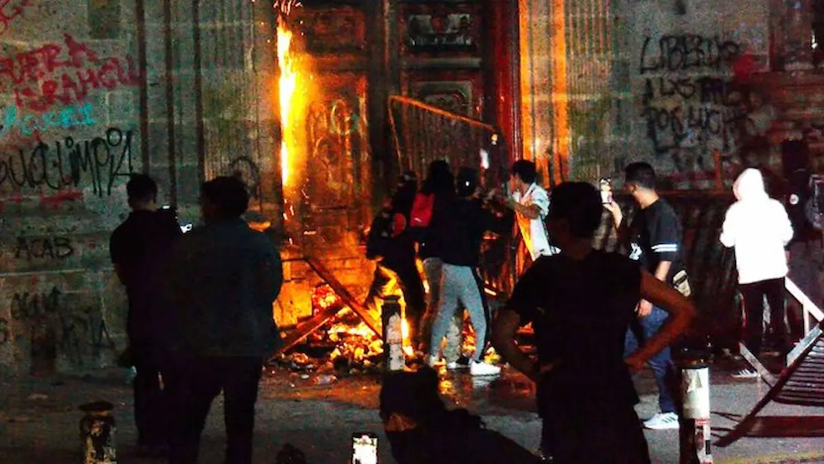 Integrantes del llamado “Bloque Negro” realizaron pintas, retiraron violentamente cámaras de vigilancia y lanzaron artefactos explosivos