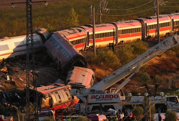 Accidente de trenes registrado en la línea de alta velocidad Madrid-Andalucía luego de que un tren AVE de Renfe embistiera por alcance a un convoy de la compañía Iryo