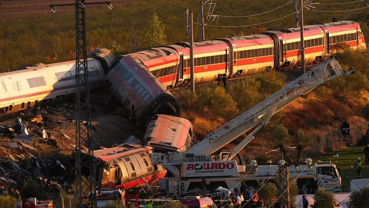 Accidente de trenes registrado en la línea de alta velocidad Madrid-Andalucía luego de que un tren AVE de Renfe embistiera por alcance a un convoy de la compañía Iryo