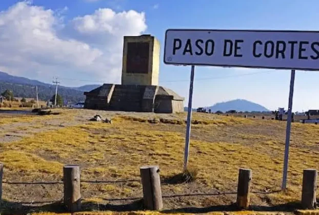 El Paso de Cortés es un puerto de montaña situado entre el Popocatépetl y el Iztaccíhuatl, dentro del Parque Nacional Iztaccíhuatl-Popocatépetl
