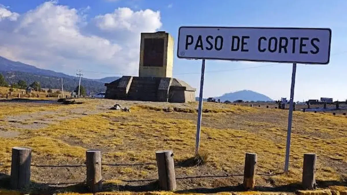 El Paso de Cortés es un puerto de montaña situado entre el Popocatépetl y el Iztaccíhuatl, dentro del Parque Nacional Iztaccíhuatl-Popocatépetl
