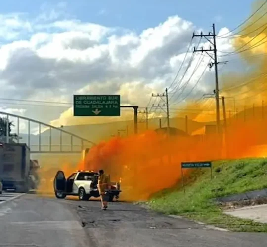 Fuga de ácido nítrico registrada en un vehículo de carga fue controlada en la carretera Guadalajara-Chapala