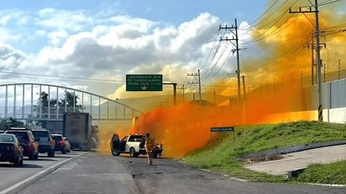 Fuga de ácido nítrico registrada en un vehículo de carga fue controlada en la carretera Guadalajara-Chapala