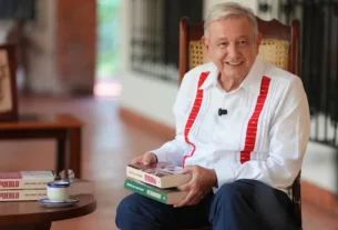 López Obrador reapareció en redes sociales para presentar su nuevo libro, ‘Pueblo’, dedicado a su sucesora, Claudia Sheinbaum, a quien elogió como “la mejor presidenta del mundo”.