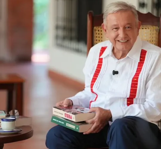 López Obrador reapareció en redes sociales para presentar su nuevo libro, ‘Pueblo’, dedicado a su sucesora, Claudia Sheinbaum, a quien elogió como “la mejor presidenta del mundo”.