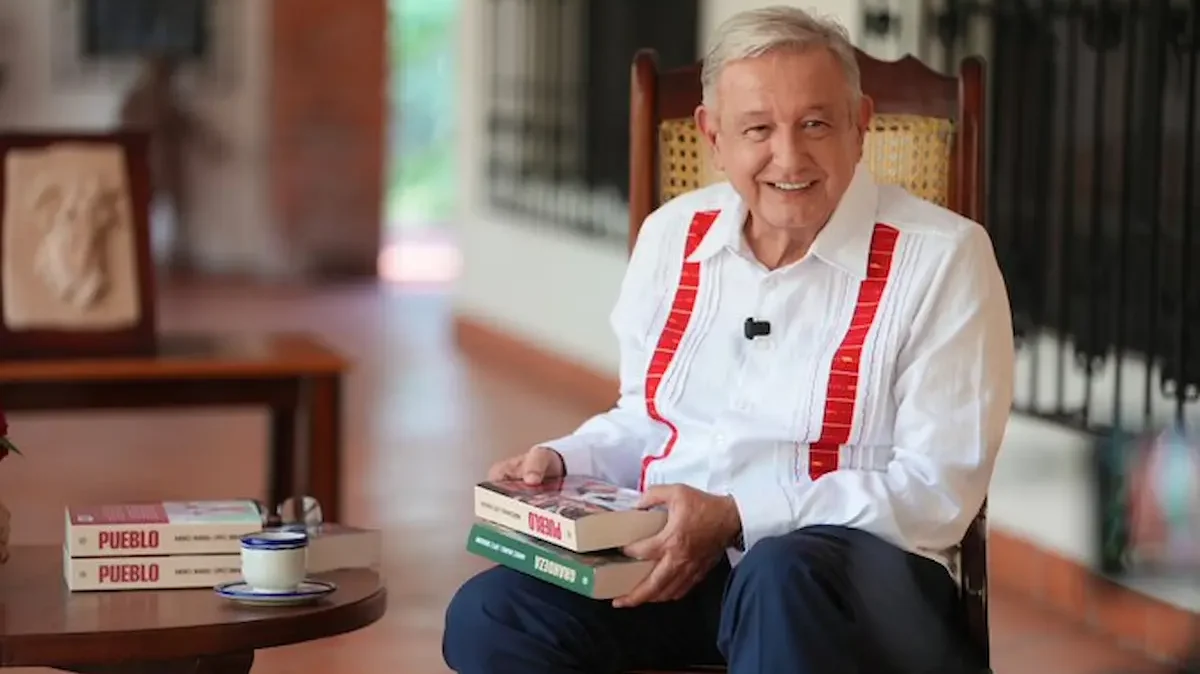 López Obrador reapareció en redes sociales para presentar su nuevo libro, ‘Pueblo’, dedicado a su sucesora, Claudia Sheinbaum, a quien elogió como “la mejor presidenta del mundo”.