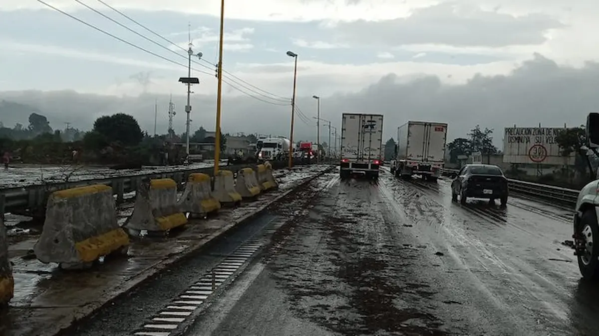 Cientos de automovilistas quedaron varados por un desbordamiento en el tramo Esperanza-Ciudad Mendoza.