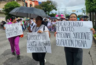 Trabajadores del IMSS Jalisco protestan en las calles de Guadalajara.