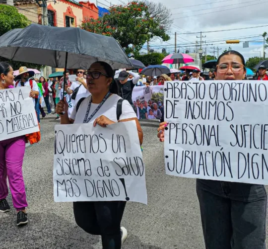 Trabajadores del IMSS Jalisco protestan en las calles de Guadalajara.