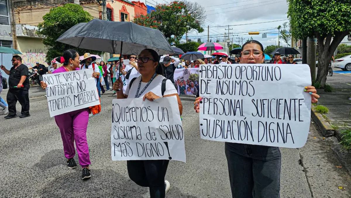 Trabajadores del IMSS Jalisco protestan en las calles de Guadalajara.