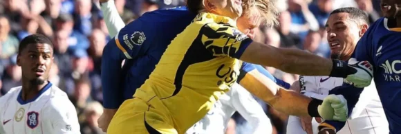 Choque entre el Dibu Martínez y Jarrad Branthwaite