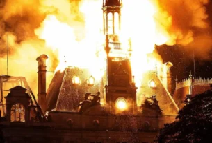 El Ayuntamiento de Limoges, un edificio declarado monumento histórico y construido en el último cuarto del siglo XIX durante un incendio provocado durante un ataque de manifestantes que participaban en la jornada de protestas sociales en Francia.