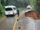 Lluvias colapsan tramo de la Interserrana Zacatlán–Zapotitlán en Huitzilan; paso queda a un carril y vigilan riesgo de más deslaves.
