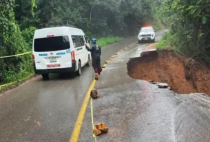 Lluvias colapsan tramo de la Interserrana Zacatlán–Zapotitlán en Huitzilan; paso queda a un carril y vigilan riesgo de más deslaves.
