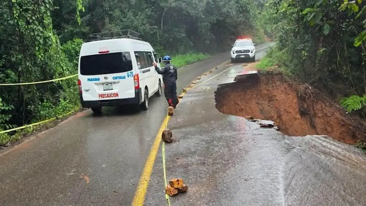 Lluvias colapsan tramo de la Interserrana Zacatlán–Zapotitlán en Huitzilan; paso queda a un carril y vigilan riesgo de más deslaves.