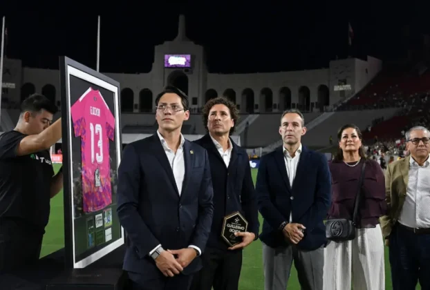 La Federación Mexicana de Futbol y los organizadores del MexTour rindieron un homenaje al ex guardameta seis veces mundialista, Guillermo Ochoa