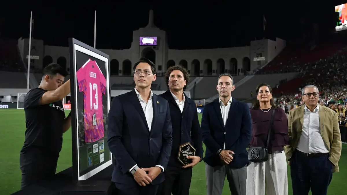 La Federación Mexicana de Futbol y los organizadores del MexTour rindieron un homenaje al ex guardameta seis veces mundialista, Guillermo Ochoa