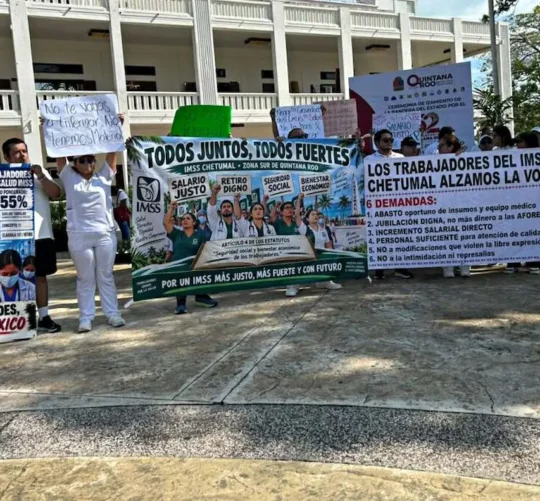 Trabajadores del IMSS llaman a huelga nacional y mantienen bloqueos en la CDMX.