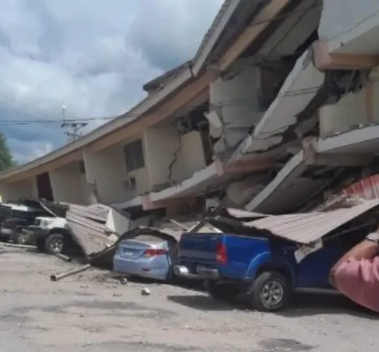 Daños causados por un sismo magnitud 7.7