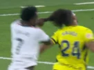 El delantero del Real Madrid Vinícius Júnior por jalar del pelo al defensa del Villarreal Nathan Saliba