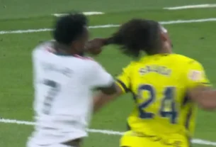 El delantero del Real Madrid Vinícius Júnior por jalar del pelo al defensa del Villarreal Nathan Saliba