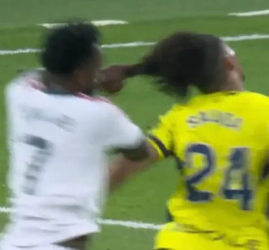 El delantero del Real Madrid Vinícius Júnior por jalar del pelo al defensa del Villarreal Nathan Saliba