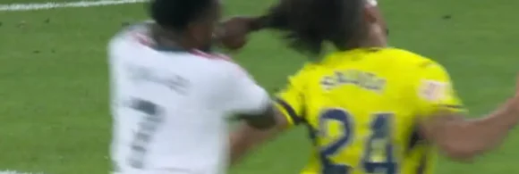 El delantero del Real Madrid Vinícius Júnior por jalar del pelo al defensa del Villarreal Nathan Saliba