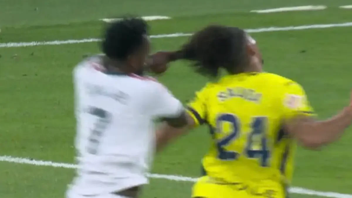 El delantero del Real Madrid Vinícius Júnior por jalar del pelo al defensa del Villarreal Nathan Saliba